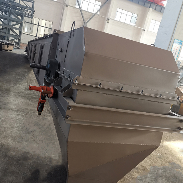 Fully Closed Inclined Conveyor System with Observation Window